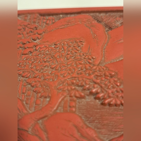 Antique Japanese red cinnabar and black lacquer lidded box with nature design. - Picture 5 of 11